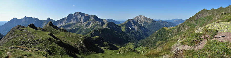 In salita alla Cima di Mezzeno vista panoramica sul percorso di salita del sentiero 270A